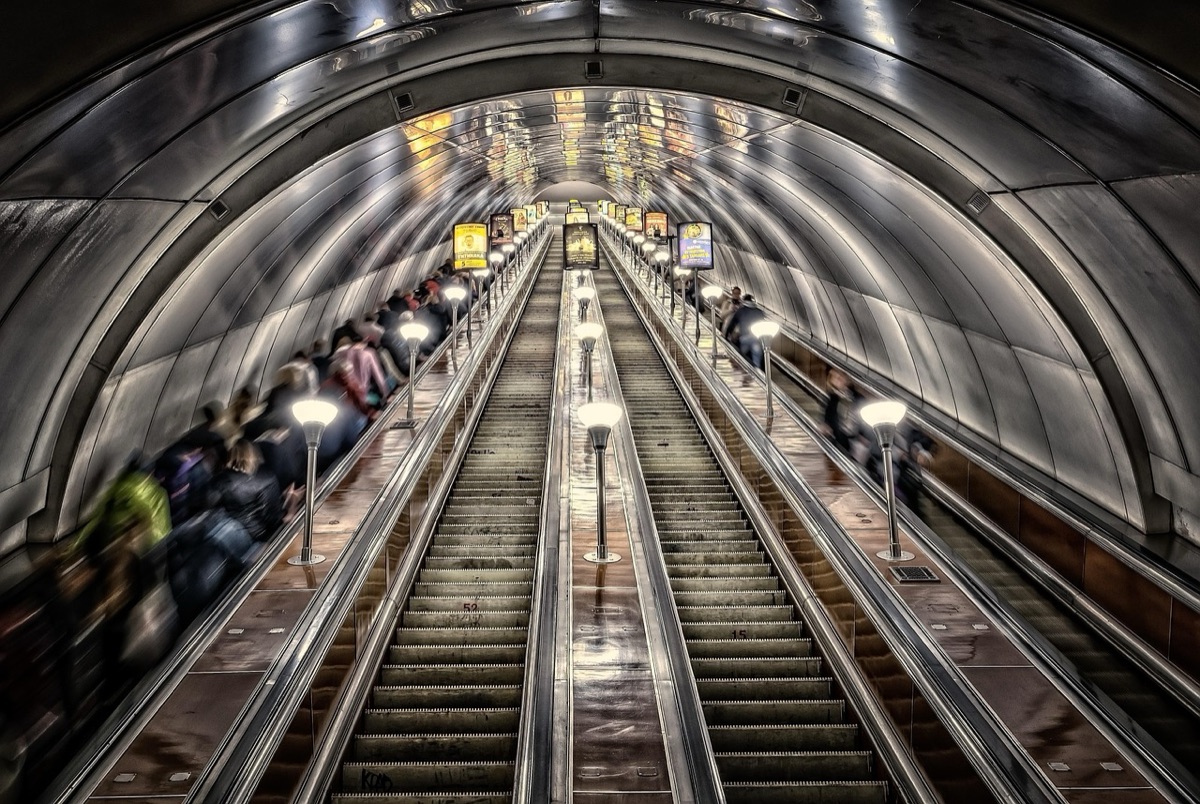 Subway-Station mit Glas-türen und Elektronischer Kartenprüfer