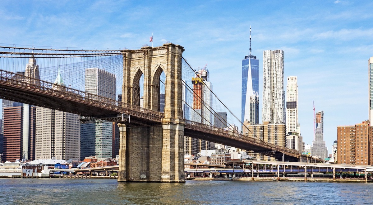 Passants sur le Brooklyn Bridge