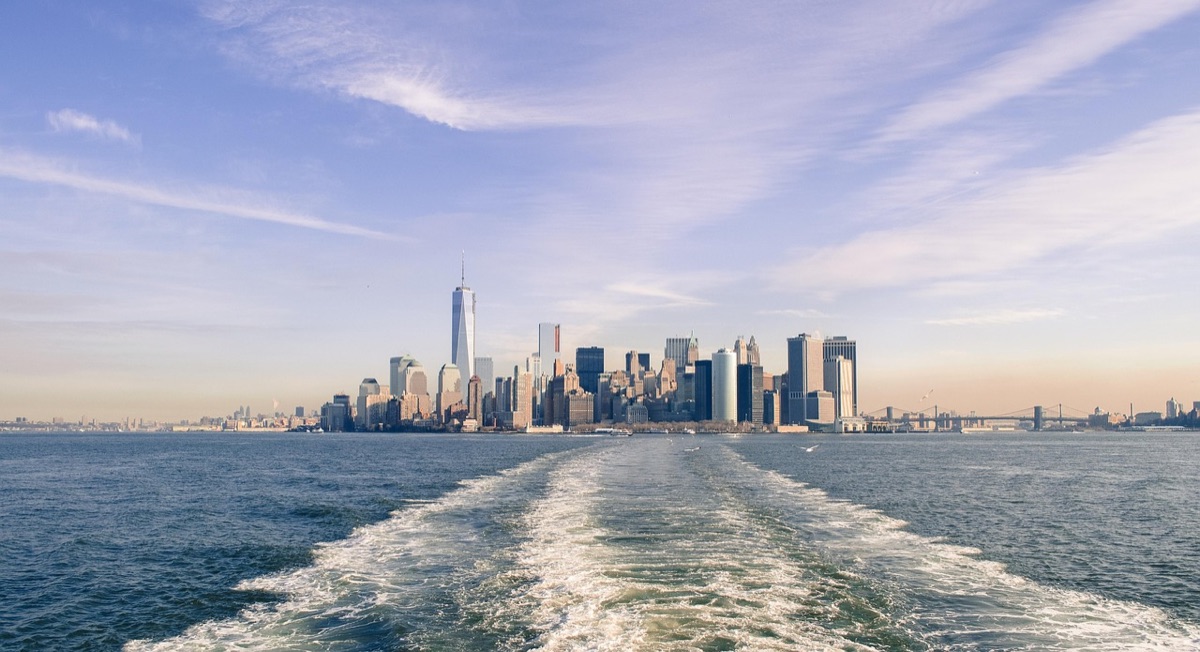 frente da cidade de new york ao entardecer