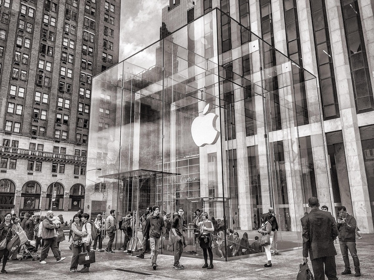 5th avenue storefronts in new york