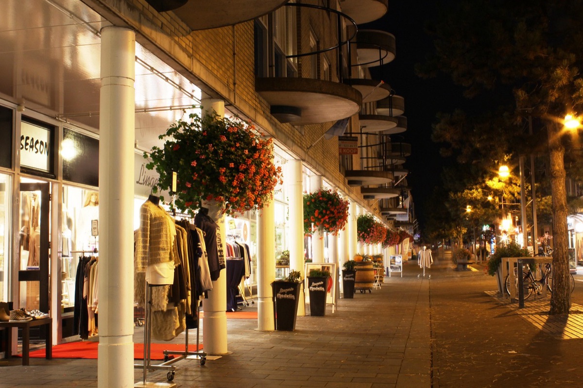 tienda de departamentos con carteles de descuento del 50%