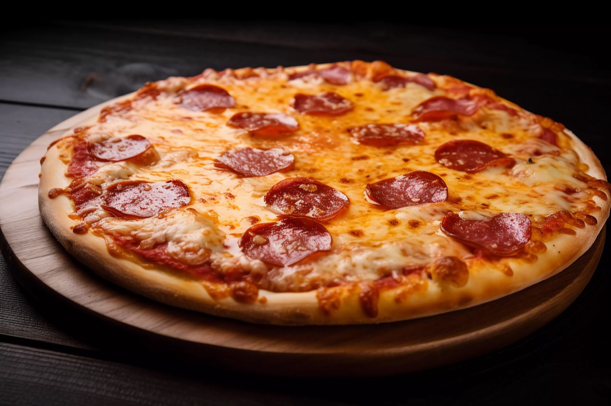 pizza con queso y tomate