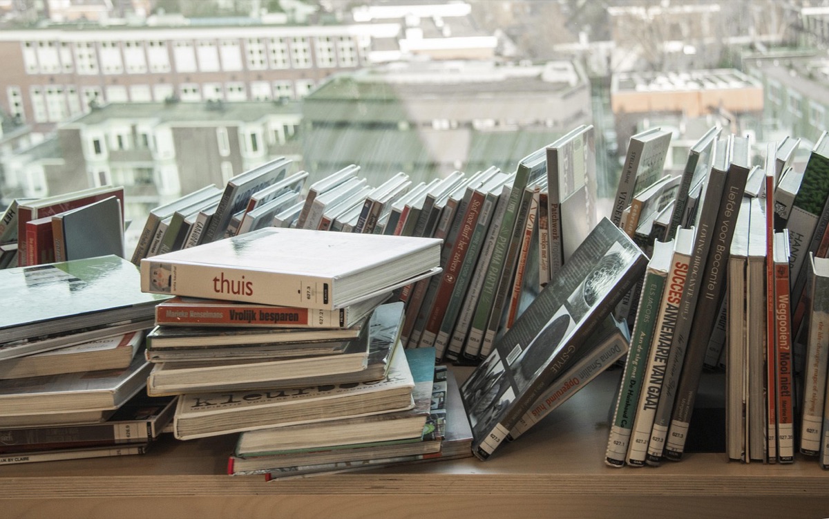 libreria con scaffali e finestre