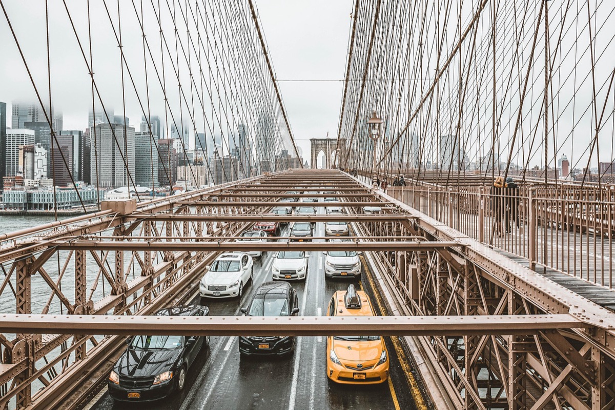 Une rue de Brooklyn avec un billet TKTS