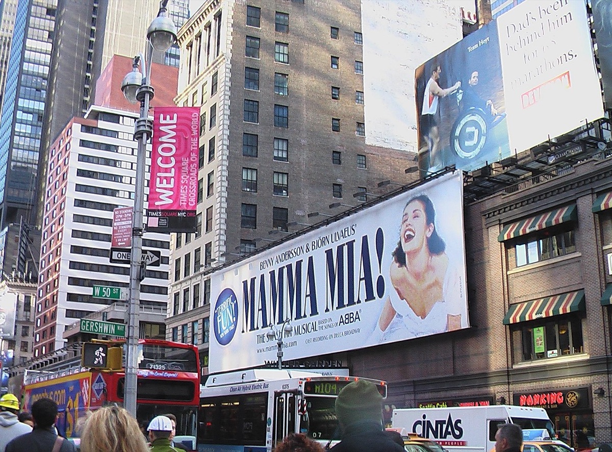 pessoa segurando ticket TKTS no Broadway